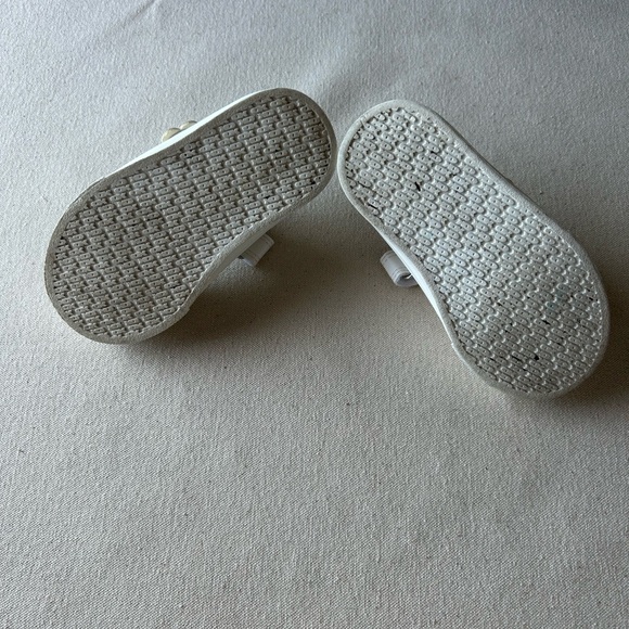 2 pairs of size five toddler shoes - Picture 8 of 8